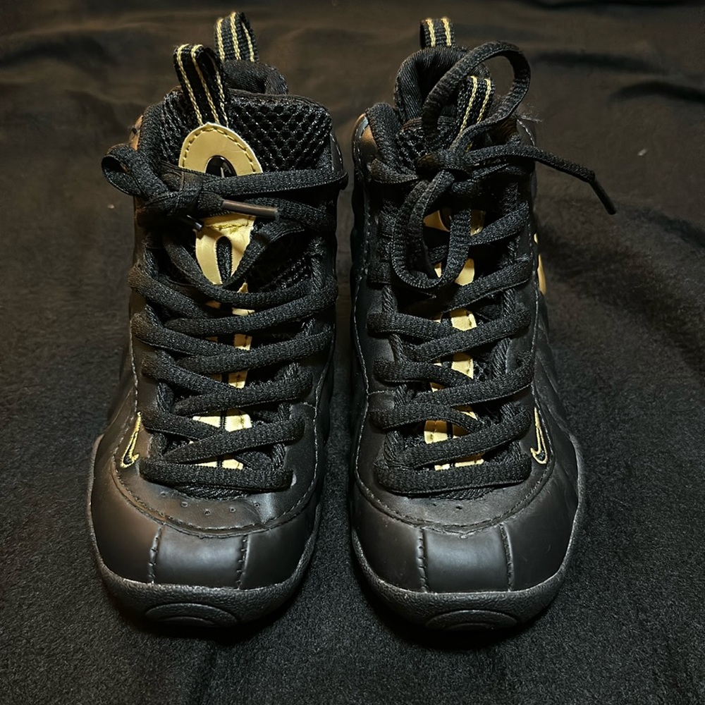 Little Kid Nike Air Foamposites Black and Metallic size 11C like new